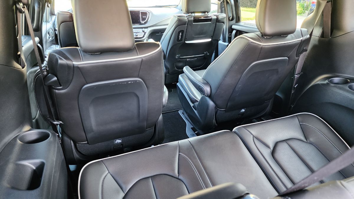 2023 Chrysler Pacifica Hybrid seats