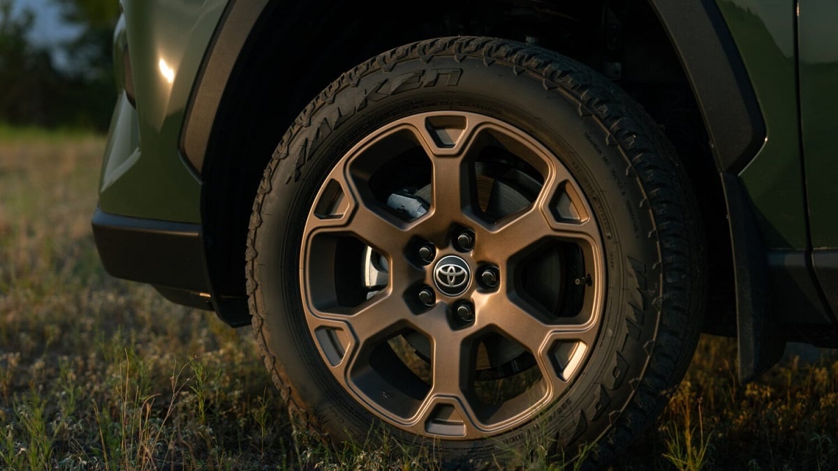 2024 Toyota RAV4 Hybrid Woodland Edition Army Green bronze wheels