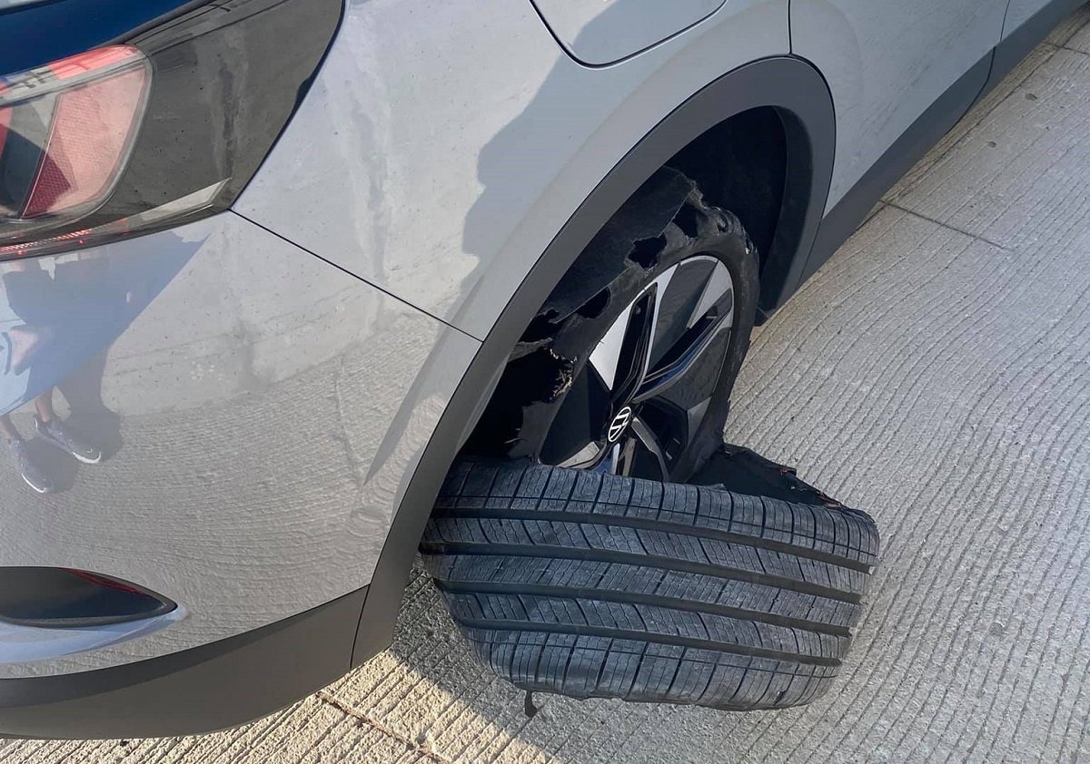 Image of Chevy Bolt with damaged tire courtesy of Ian Perry.