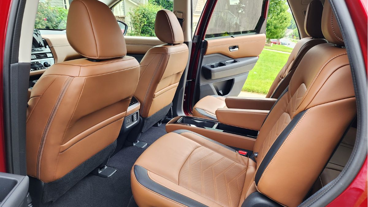 The 2023 Nissan Pathfinder Platinum 4WD second row seats