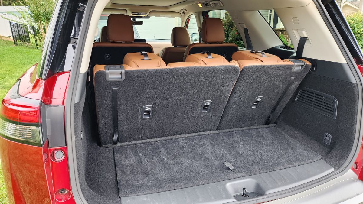 The 2023 Nissan Pathfinder Platinum 4WD trunk