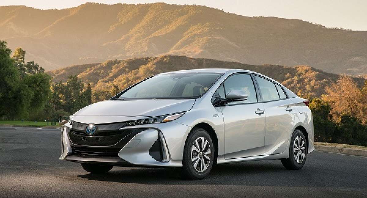 2017 Toyota Prius Prime - The New Plug-In Prius Is Back