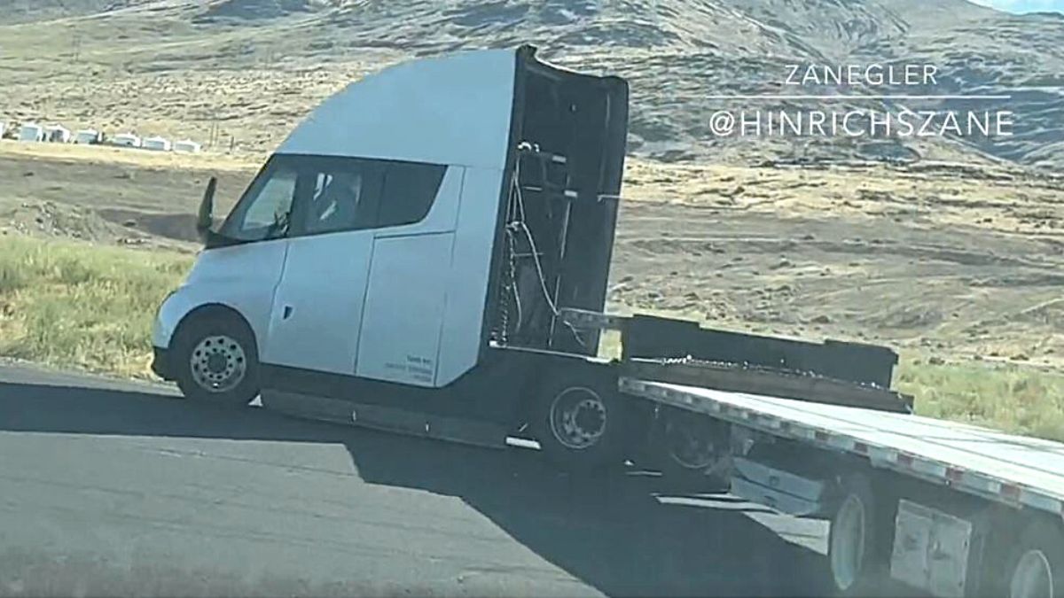 Tesla Semi Makes Impressive Left Turn and Appears as Tough Object in a Mirror
