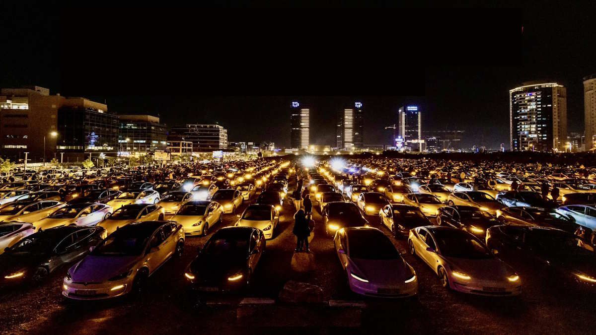 HUGE Tesla Light Show In Israel With Over 700 Teslas - In Impressive Display