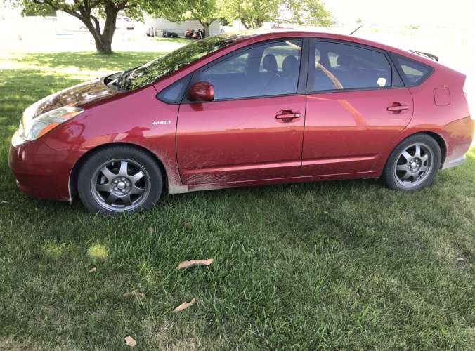 2007 red toyota prius sitting in the grass not being driven, JDM wheels