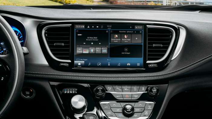 New 10.1-inch UConnect 5 screen in 2021 Chrysler Pacifica Hybrid