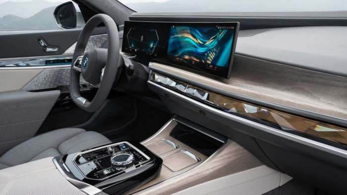 Image showing the dash and infotainment screens of the new BMW 7 Series