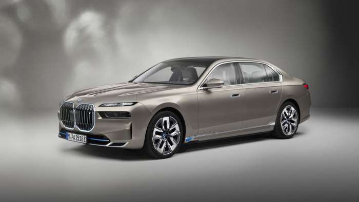 Front three-quarter view of the new BMW 7 Series