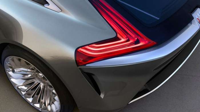 Image showing the large rear taillight and 18-spoke chrome turbine wheels on the Buick Wildcat EV concept car