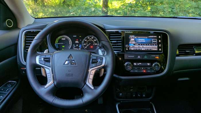 2019 Mitsubishi Outlander PHEV dashboard