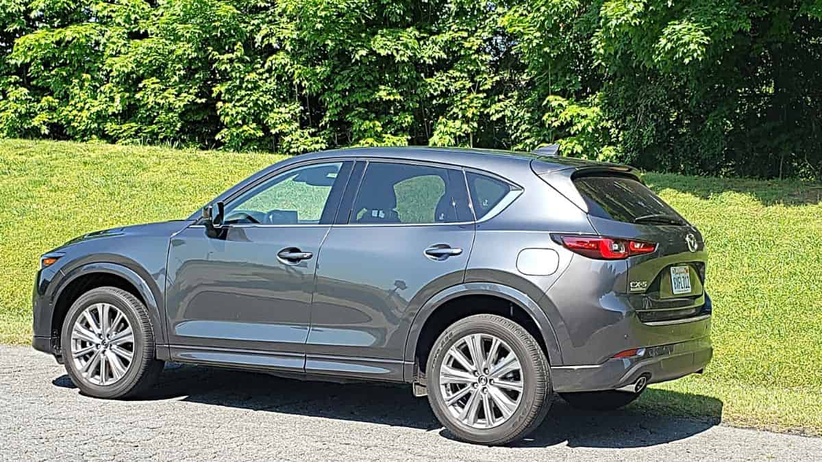Is the NEW 2022 Mazda CX-5 Carbon Edition a better SUV than a Honda CR-V? 