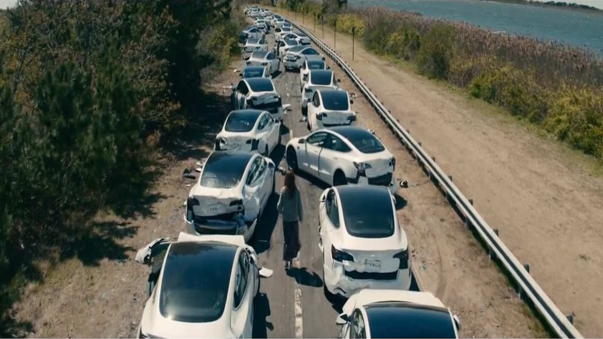 Leave the World Behind Netflix Movie Shows an Endless Line of New Tesla's Crashing Without a