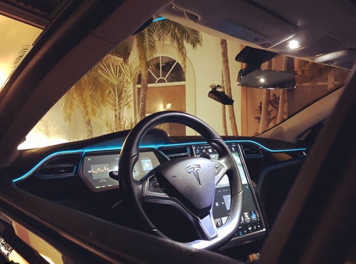 glemsom rødme Fruity Tesla Model S Ambient Lights Turn This Tesla Into Something Out of Tron |  Torque News