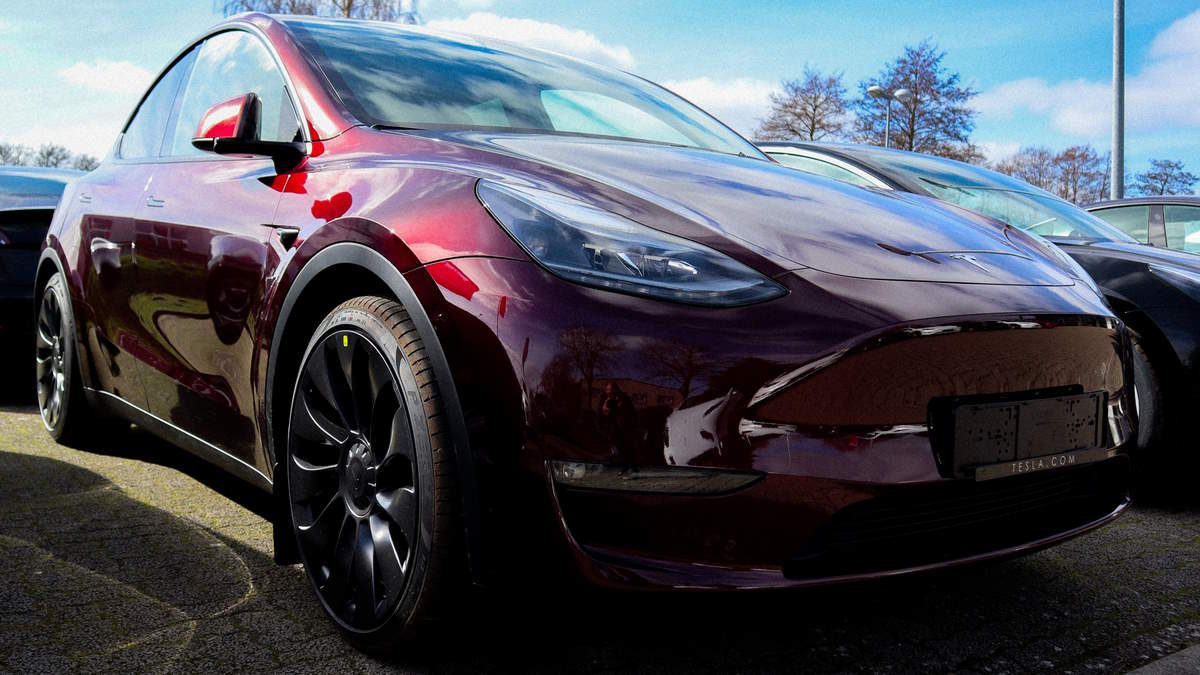 Tesla Model Y (Modelljahr 2023, Farbe: Midnight Cherry Red Rot