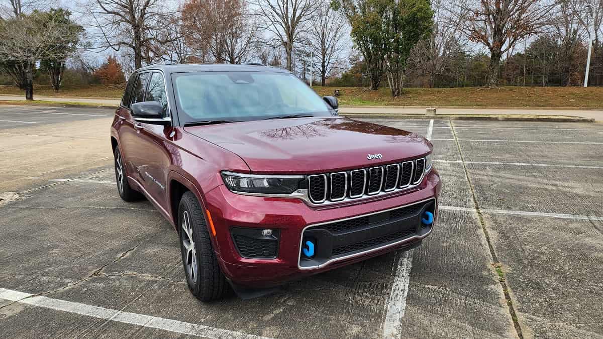 the-2022-jeep-grand-cherokee-overland-4xe-phev-offers-25-miles-of-zero