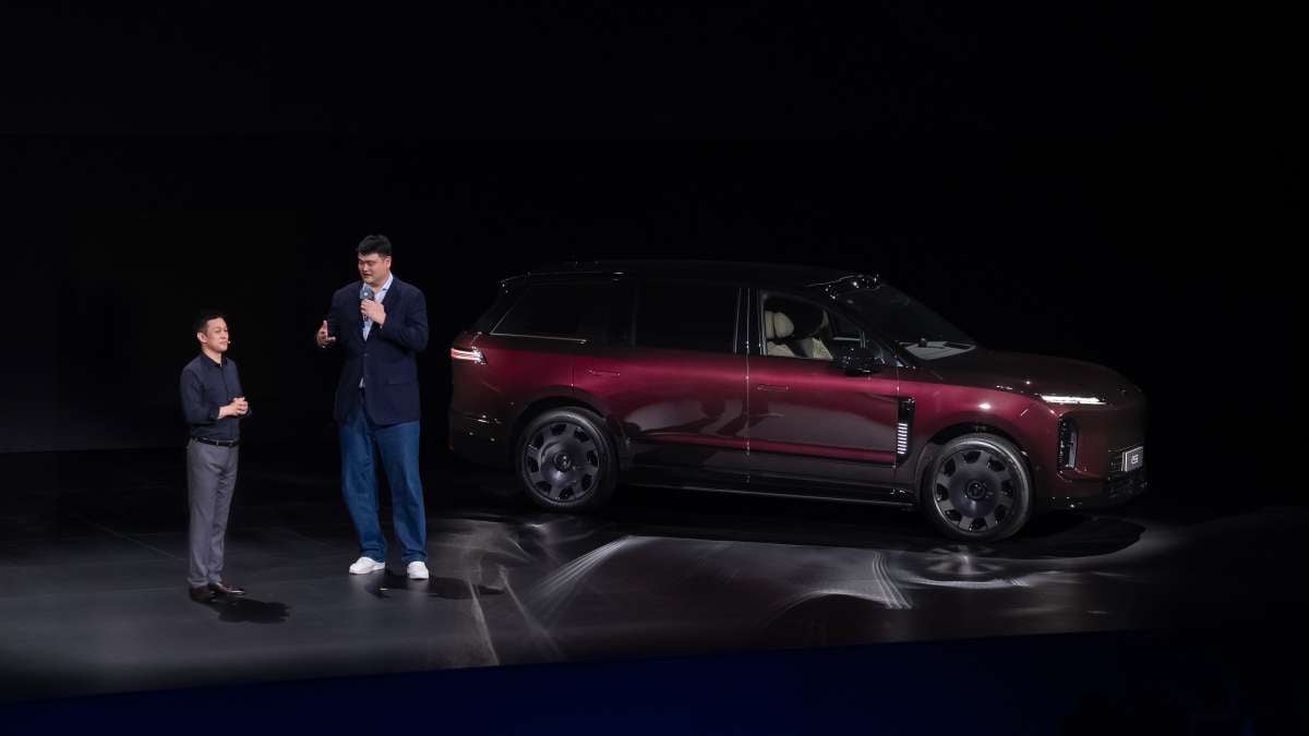 Yao Ming and NIO CEO William Li with the new ES9
