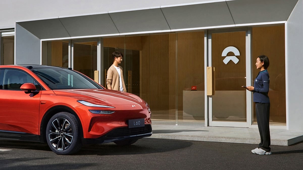 An Onvo L60 parked outside an NIO showroom.