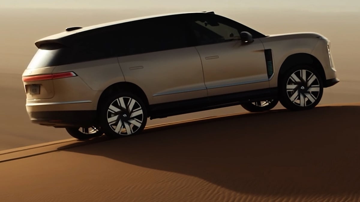NIO ES9 showcasing power on desert sands.
