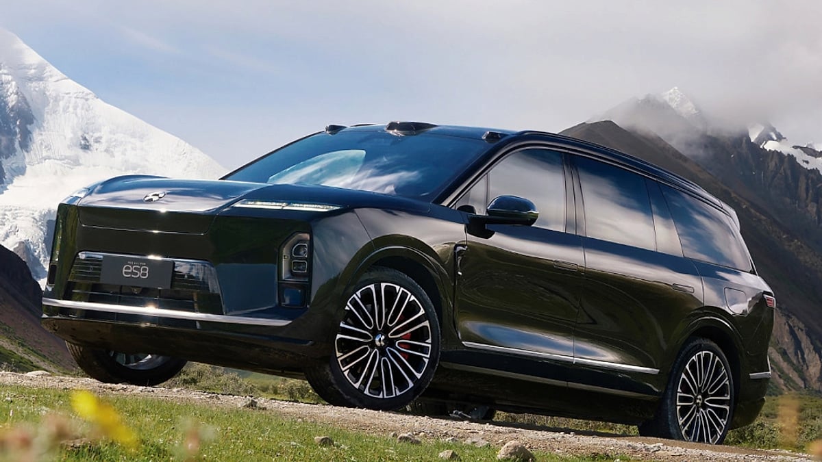 Black Nio ES8 SUV in mountain landscape