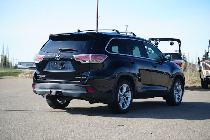 2016-Toyota-Highlander-limited rear view