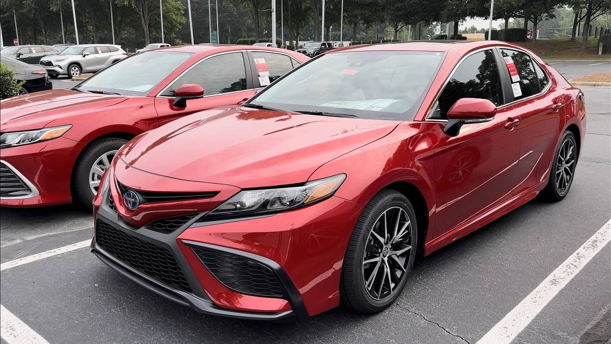 2023 Camry Hybrid SE in Supersonic Red