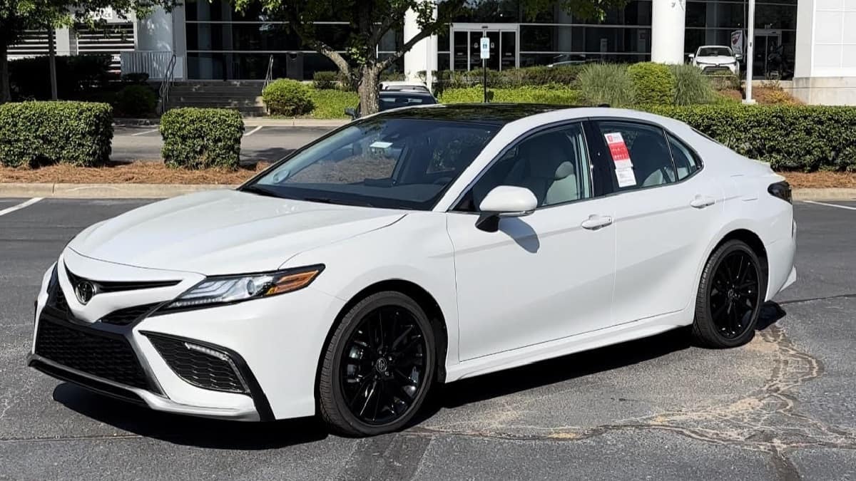 2023 Toyota Camry SE in Ice Edge