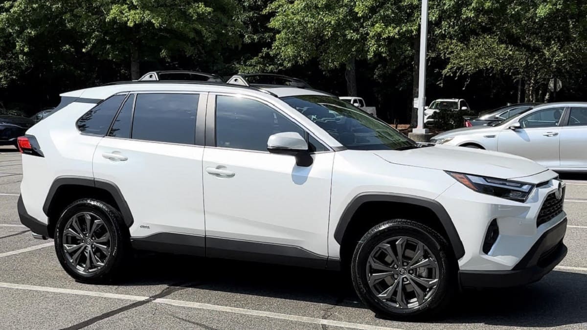 2023 Toyota RAV4 Hybrid XSE in Wind Chill Pearl