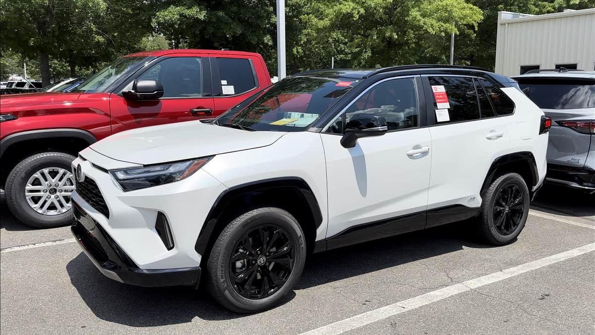 2023 Toyota RAV4 Hybrid XSE in Wind Chill Pearl