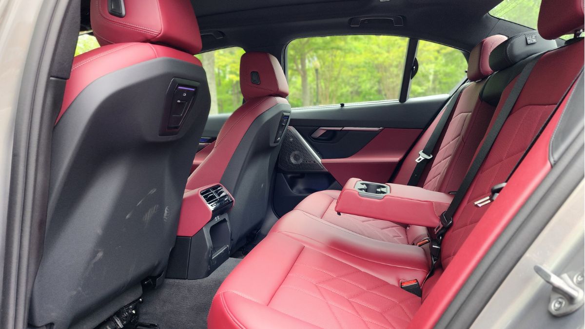 2024 BMW i5 M60 xDrive second row space