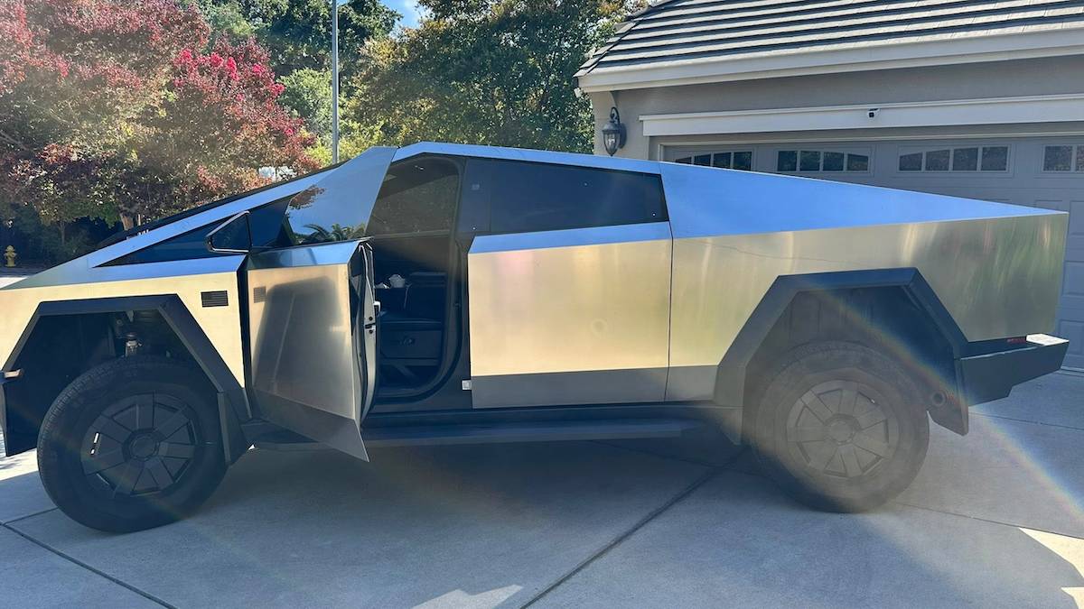 2024 Tesla Cybertruck, side view