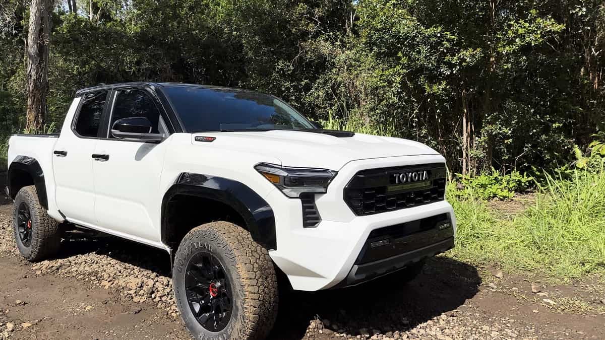 Вид профиля передней части Toyota Tacoma TRD Pro Ice Cap 2024 года