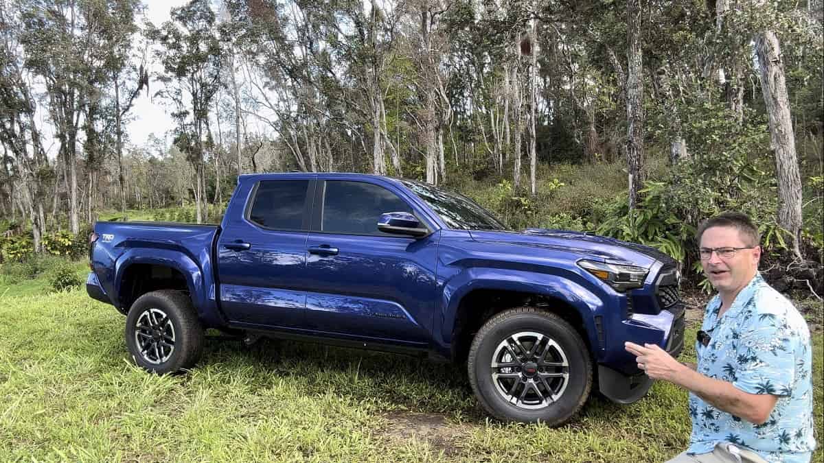 Toyota Tacoma TRD Sport Blue Crush Metallic 2024 года выпуска