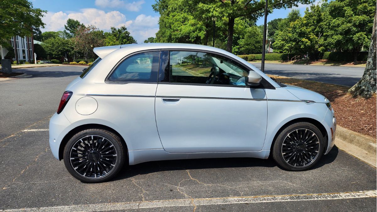 2025 Fiat 500e's exterior profile design and look