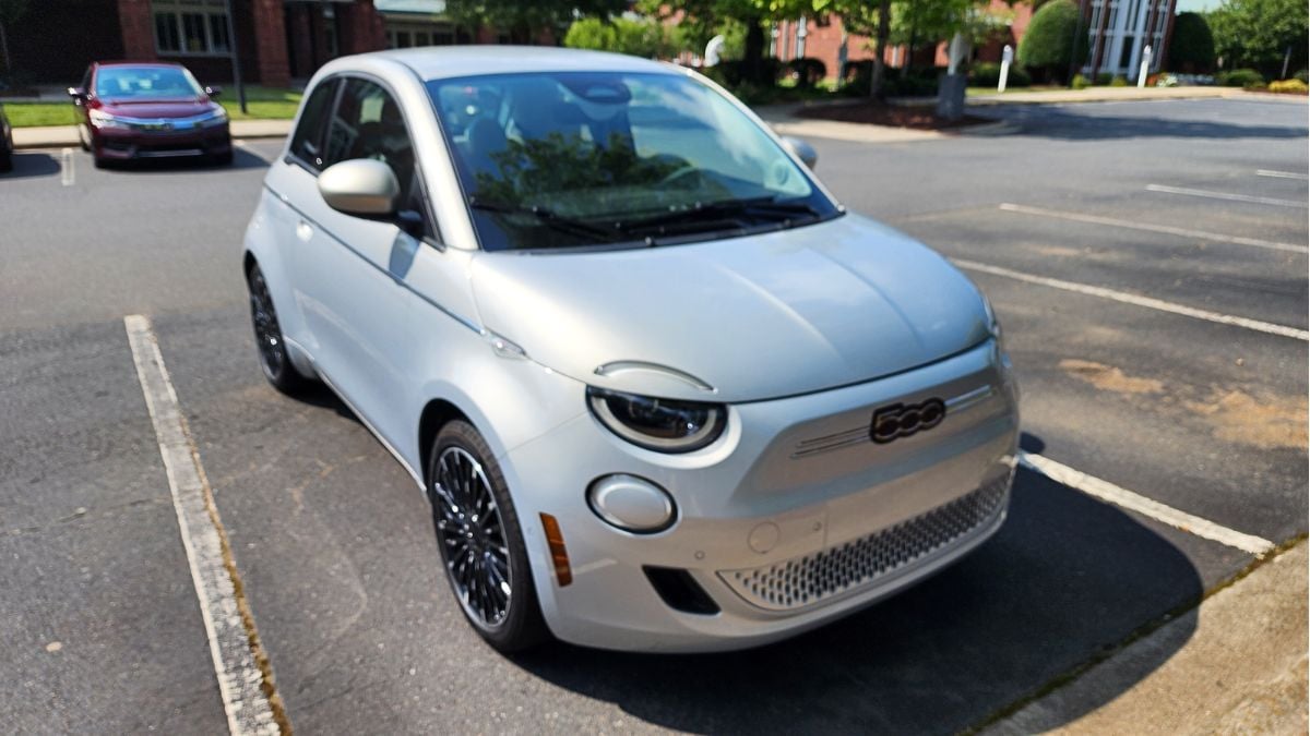 2025 Fiat 500e's front exterior design