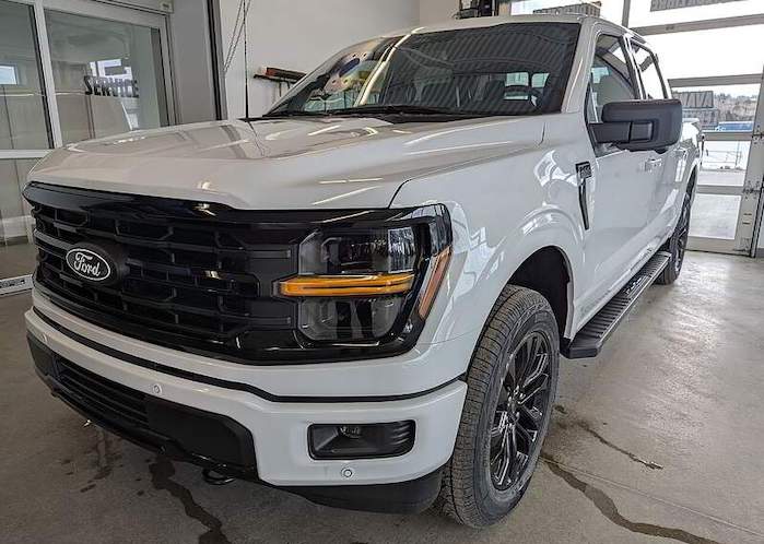 2025 Ford F-150 5.0L front view