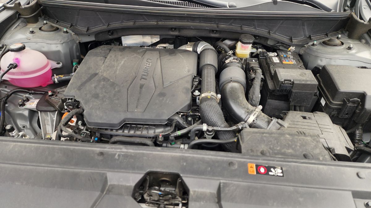 2025 Hyundai Santa Cruz Limited AWD's engine