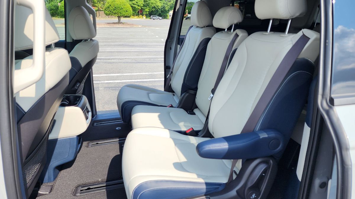 2025 Kia Carnival Hybrid's 2nd row seat
