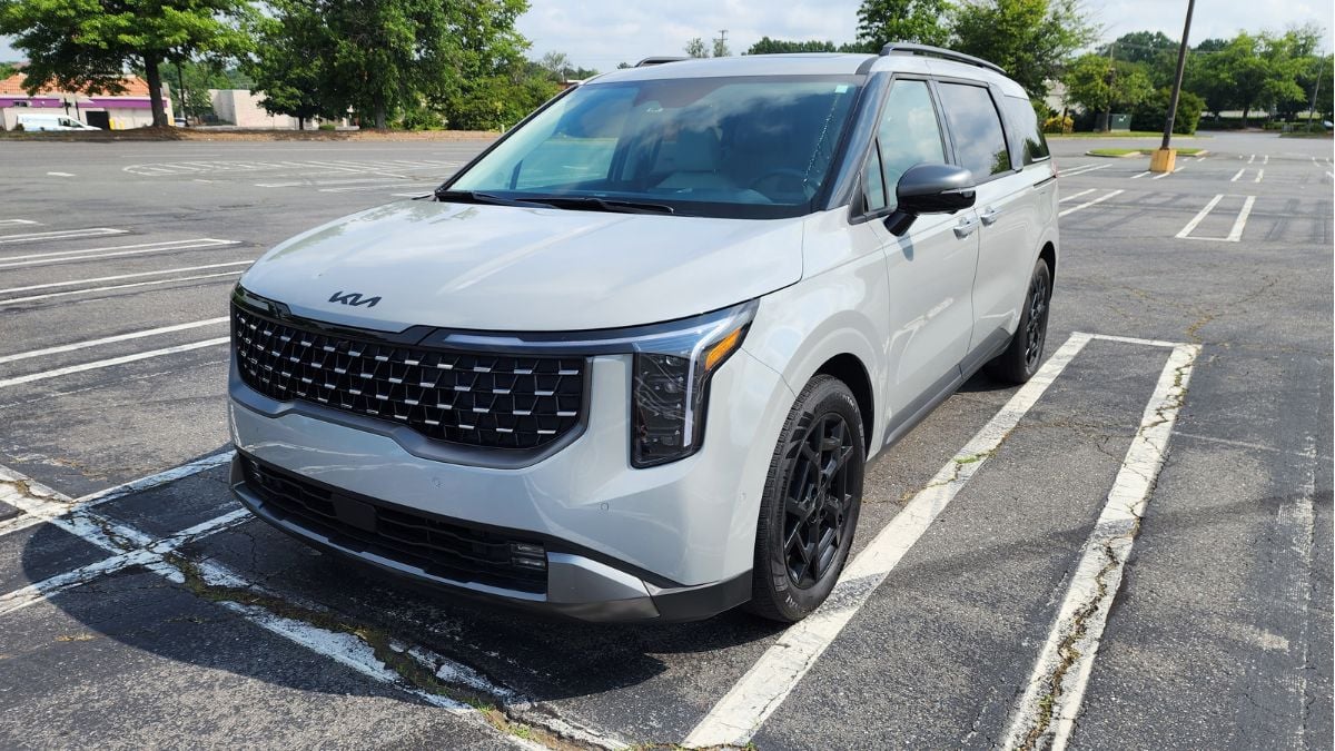 2025 Kia Carnival Hybrid's front