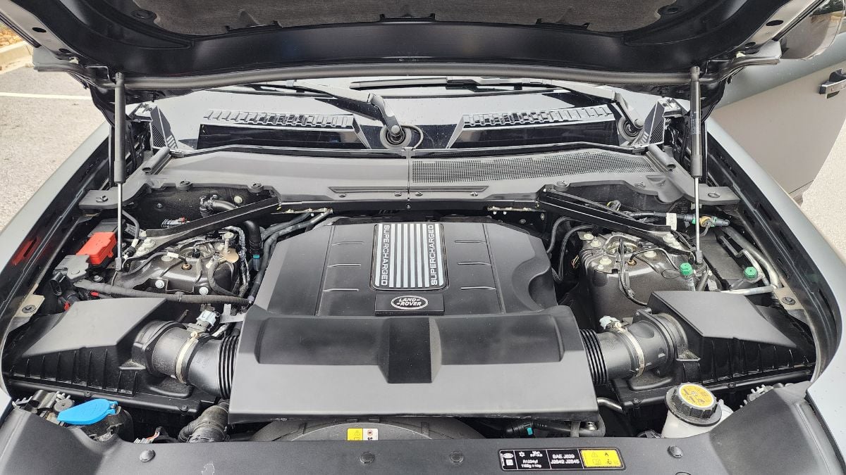 2025 Land Rover Defender 130 V8's engine
