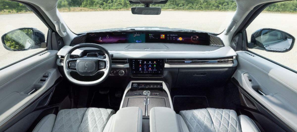 2025 Lincoln Navigator 48-inch screen
