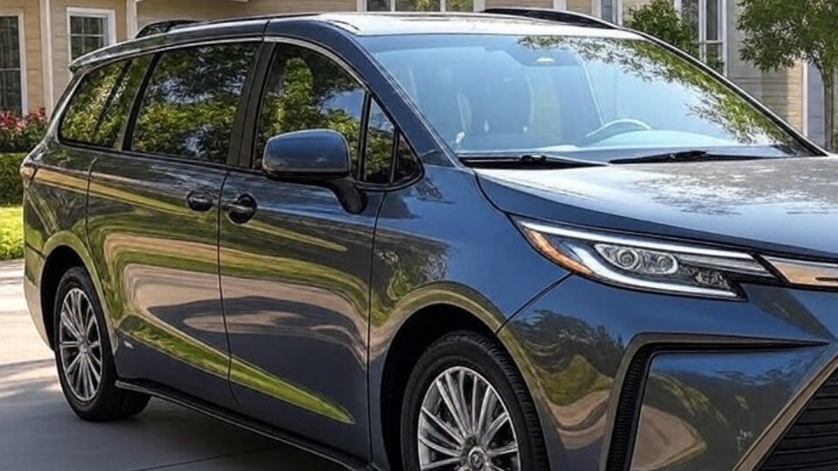 2025 Toyota Sienna side view