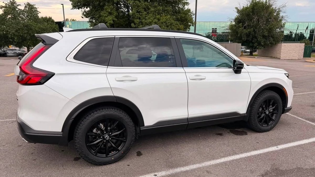 2025 CR-V Sport Hybrid ina parking lot