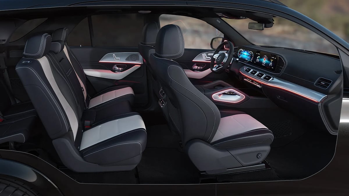 Mercedes-Benz GLE 350 interior with a sleek, modern design. Black and white leather seats, ambient lighting, and a digital dashboard convey a high-tech, sophisticated atmosphere.