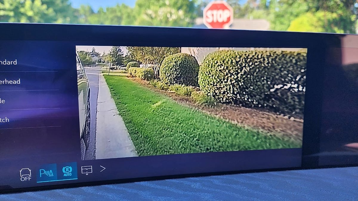 2026 Cadillac Escalade's screen imaging quality when turning on the left or right turning signal