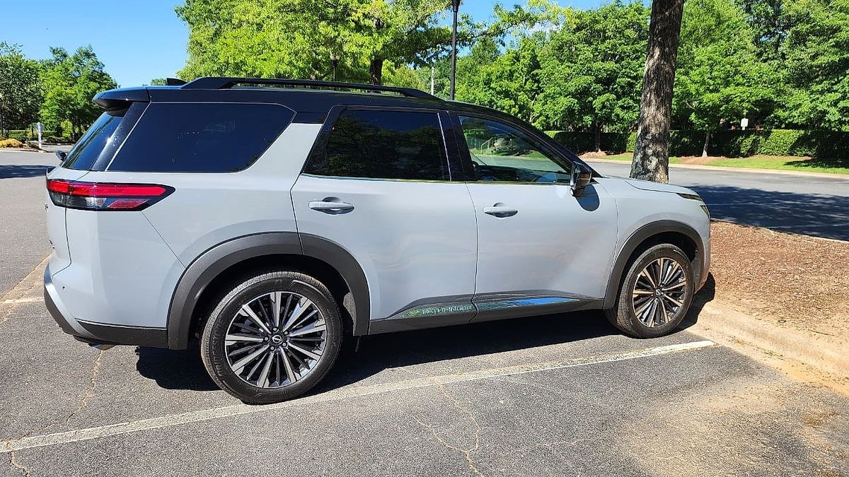 2026 Nissan Pathfinder's exterior view for the side