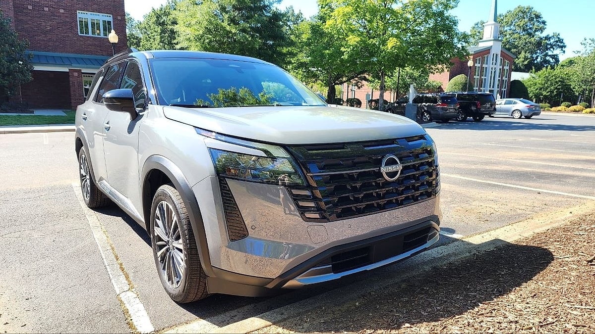 2026 Nissan Pathfinder's front and refreshed grille