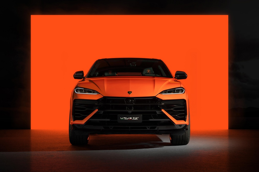 2025 Lamborghini Urus SE - Official Press Images 
