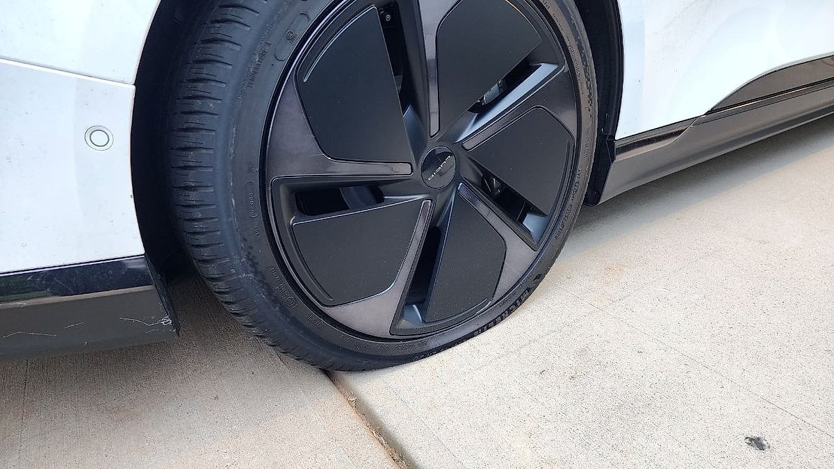All of the sudden the 2026 Lucid Air's tire decided to go flat, but drove all the way from Charlotte to Atlanta when filled with air compressor