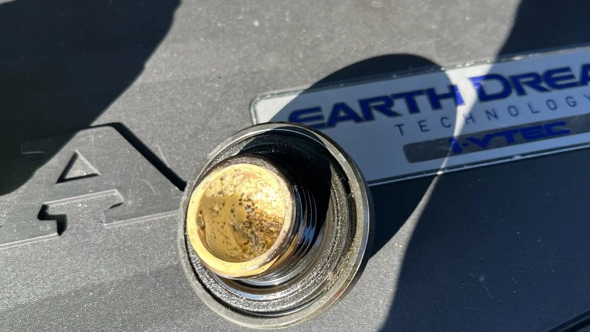 Honda CR-V owner worried about sludge buildup as an oil-change shop fails at an attempt to scam him