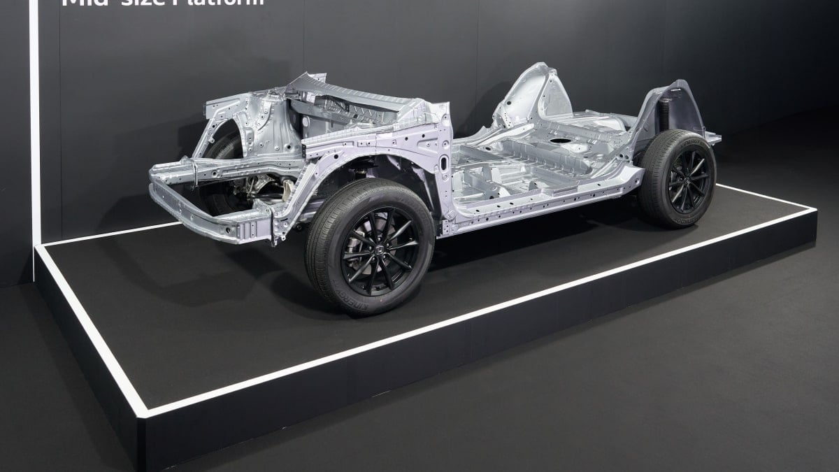 Hybrid V6 AWD and no physical transmission